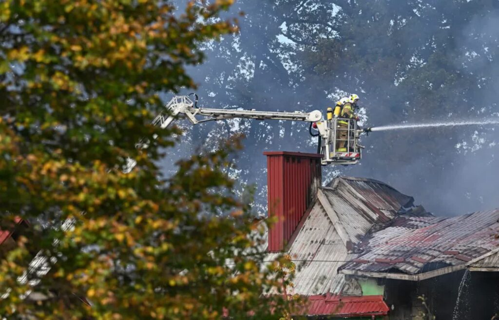 Pożar magazynu z częściami do ciągników rolniczych w Nisku. Fot. PAP/Darek Delmanowicz