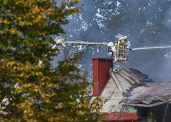 Pożar magazynu z częściami do ciągników rolniczych w Nisku. Fot. PAP/Darek Delmanowicz