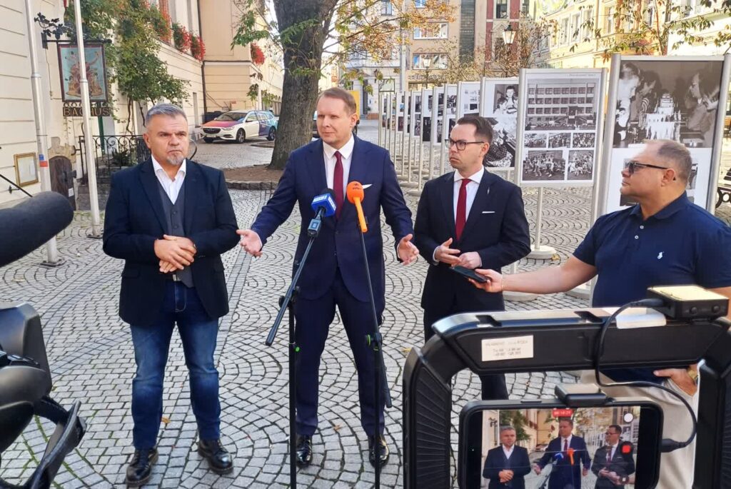 Konferencja prasowa lubuskiej Konfederacji. Od lewej: Przemysław Leśniak, Krystian Kamiński i Krystian Pacholik (fot. Piotr Bakselerowicz)