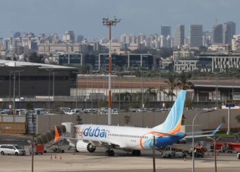 Samolot linii Flydubai na lotnisku w Tel Awiwie. Zdj. ilustracyjne. Fot. PAP/ EPA/ABIR SULTAN