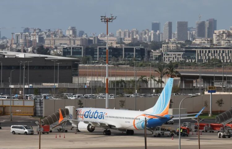 Samolot linii Flydubai na lotnisku w Tel Awiwie. Zdj. ilustracyjne. Fot. PAP/ EPA/ABIR SULTAN