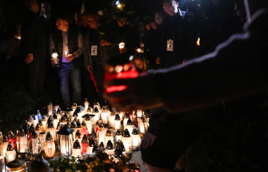 26.092026. Uczestnicy marszu milczenia przeszli z Rynku na teren siedziby opactwa w Jarosławiu. Fot. PAP/ Piotr Polak