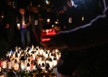 26.092026. Uczestnicy marszu milczenia przeszli z Rynku na teren siedziby opactwa w Jarosławiu. Fot. PAP/ Piotr Polak