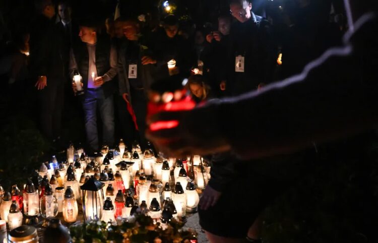 26.092026. Uczestnicy marszu milczenia przeszli z Rynku na teren siedziby opactwa w Jarosławiu. Fot. PAP/ Piotr Polak