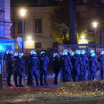 Policja pod TK. Fot. PAP/Radek Pietruszka