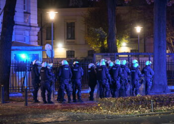 Policja pod TK. Fot. PAP/Radek Pietruszka