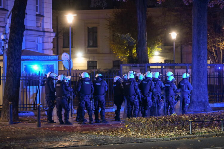 Policja pod TK. Fot. PAP/Radek Pietruszka