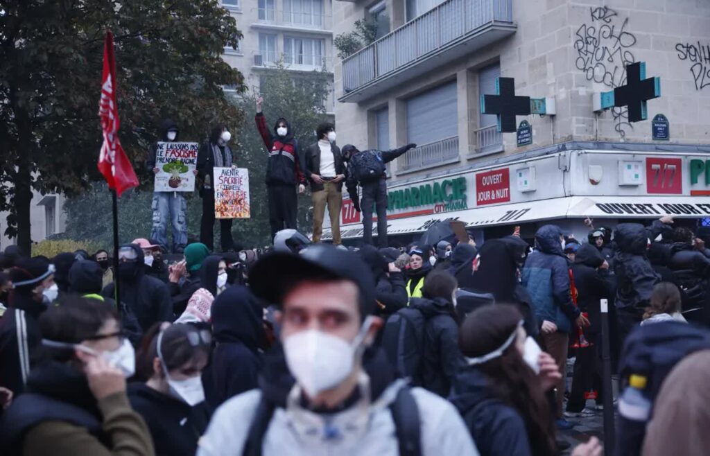 Demonstranci w Paryżu, fot. PAP/EPA/YOAN VALAT