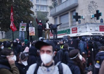 Demonstranci w Paryżu, fot. PAP/EPA/YOAN VALAT