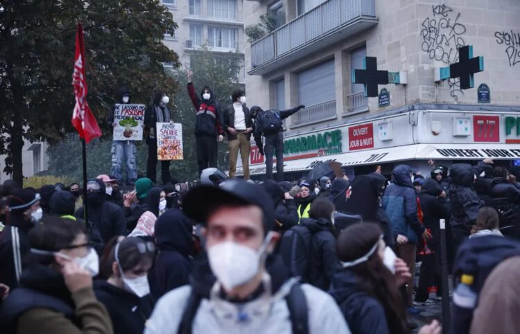 Demonstranci w Paryżu, fot. PAP/EPA/YOAN VALAT