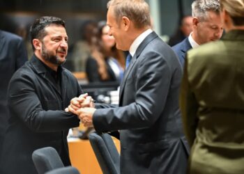 Premier RP Donald Tusk (C) i prezydent Ukrainy Wołodymyr Zełenski (L) w drugim dniu szczytu Rady Europejskiej w Brukseli, fot. PAP/Wiktor Dąbkowski