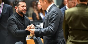 Premier RP Donald Tusk (C) i prezydent Ukrainy Wołodymyr Zełenski (L) w drugim dniu szczytu Rady Europejskiej w Brukseli, fot. PAP/Wiktor Dąbkowski