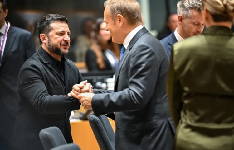 Premier RP Donald Tusk (C) i prezydent Ukrainy Wołodymyr Zełenski (L) w drugim dniu szczytu Rady Europejskiej w Brukseli, fot. PAP/Wiktor Dąbkowski