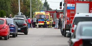 Służby przed szkołą podstawową w Leszczydole-Nowinach. Fot. PAP/Marcin Obara