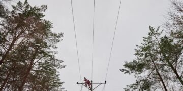 Naprawa linii energetycznej Fot. PAP/Adam Warżawa