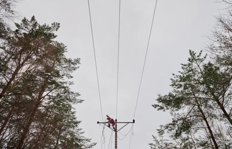 Naprawa linii energetycznej Fot. PAP/Adam Warżawa