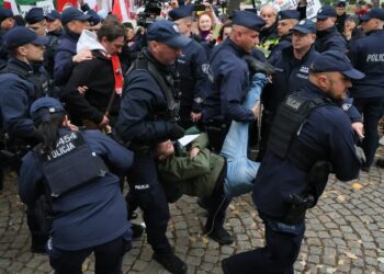 Starcia protestujących z policją przed siedzibą Trybunału Konstytucyjnego w Warszawie. Fot. PAP/Paweł Supernak