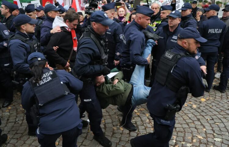 Starcia protestujących z policją przed siedzibą Trybunału Konstytucyjnego w Warszawie. Fot. PAP/Paweł Supernak
