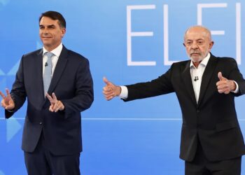 Flavio Bolsonaro i Luiz Inacio Lula da Silva Fot. PAP/EPA/Andre Coelho