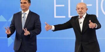 Flavio Bolsonaro i Luiz Inacio Lula da Silva Fot. PAP/EPA/Andre Coelho