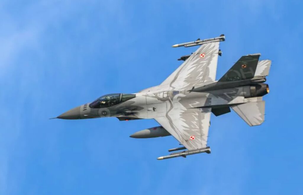 Myśliwiec F-16. Zdj. ilustracyjne. Fot. PAP/Jakub Kaczmarczyk
