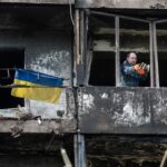 Zniszczenia po uderzeniu rosyjskiego pocisku balistycznego w Kijowie. Fot. PAP/ Vladyslav Musiienko (14.10.2026)