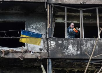 Zniszczenia po uderzeniu rosyjskiego pocisku balistycznego w Kijowie. Fot. PAP/ Vladyslav Musiienko (14.10.2026)
