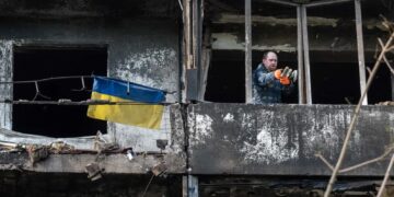 Zniszczenia po uderzeniu rosyjskiego pocisku balistycznego w Kijowie. Fot. PAP/ Vladyslav Musiienko (14.10.2026)