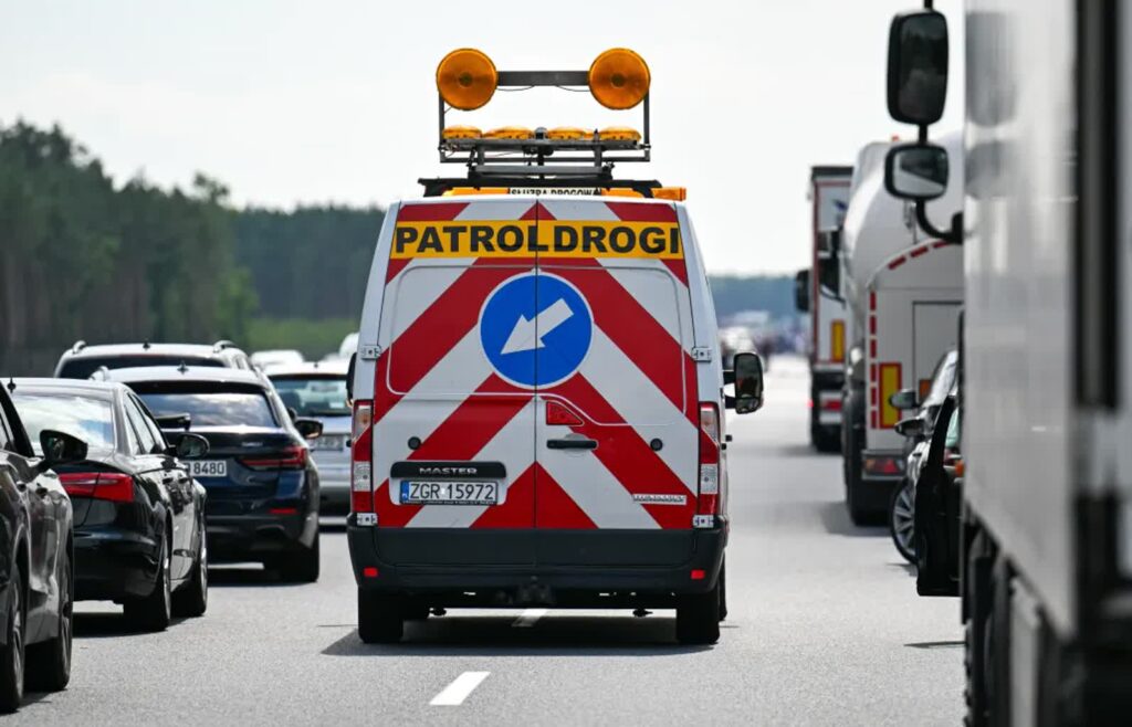 Służby drogowe na drodze ekspresowej S3. Zdj. ilustracyjne. Fot. PAP/Marcin Bielecki