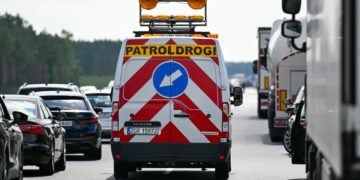 Służby drogowe na drodze ekspresowej S3. Zdj. ilustracyjne. Fot. PAP/Marcin Bielecki