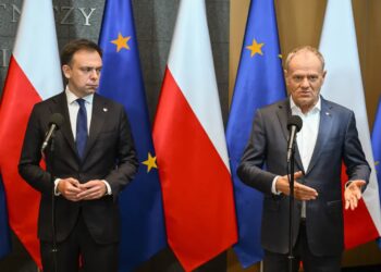 Premier RP Donald Tusk (P) i minister finansów i gospodarki Andrzej Domański, fot. PAP/Radek Pietruszka