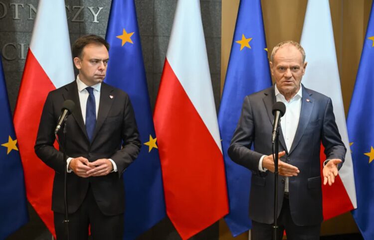 Premier RP Donald Tusk (P) i minister finansów i gospodarki Andrzej Domański, fot. PAP/Radek Pietruszka