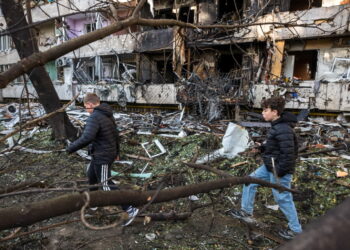 UKRAINA KIJÓW ZNISZCZENIA PO ROSYJSKIM ATAKU. Fot. PAP/Vladyslav Musiienko