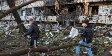 UKRAINA KIJÓW ZNISZCZENIA PO ROSYJSKIM ATAKU. Fot. PAP/Vladyslav Musiienko