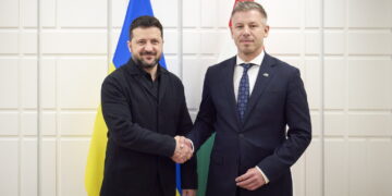 Prezydent Ukrainy Wołodymyr Zełenski i premier Węgier Péter Magyar. Fot. PAP/EPA/PRESIDENTIAL PRESS SERVICE / HANDOUT