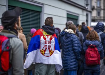 Lokale, w których wyborcy nadal czekają na oddanie głosu, pozostaną otwarte po godz. 20. Fot. PAP/EPA/ MICHAEL BUHOLZER