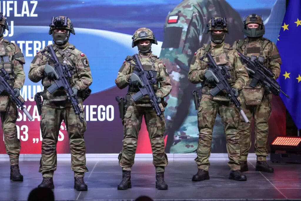 NOWE MUNDURY DLA POLSKIEJ ARMII. Fot. PAP/Albert Zawada