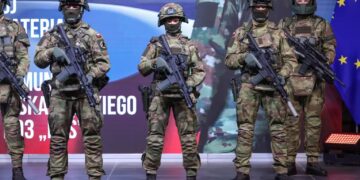NOWE MUNDURY DLA POLSKIEJ ARMII. Fot. PAP/Albert Zawada