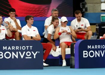 Polki Iga Świątek (C-P) i Maja Chwalińska (C-L) w przerwie pojedynku z Coco Gauff ze Stanów Zjednoczonych podczas finału tenisowego turnieju United Cup w Sydney, fot. PAP/Marcin Cholewiński