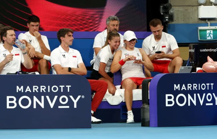 Polki Iga Świątek (C-P) i Maja Chwalińska (C-L) w przerwie pojedynku z Coco Gauff ze Stanów Zjednoczonych podczas finału tenisowego turnieju United Cup w Sydney, fot. PAP/Marcin Cholewiński