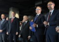 Prezes Prawa i Sprawiedliwości Jarosław Kaczyński (C) oraz wiceprezesi tego ugrupowania Przemysław Czarnek (2L) i Mariusz Błaszczak (L) oraz europoseł Daniel Obajtek (P). Fot. PAP/Paweł Supernak