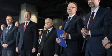 Prezes Prawa i Sprawiedliwości Jarosław Kaczyński (C) oraz wiceprezesi tego ugrupowania Przemysław Czarnek (2L) i Mariusz Błaszczak (L) oraz europoseł Daniel Obajtek (P). Fot. PAP/Paweł Supernak