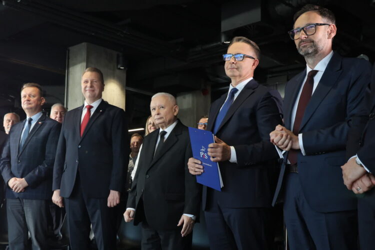 Prezes Prawa i Sprawiedliwości Jarosław Kaczyński (C) oraz wiceprezesi tego ugrupowania Przemysław Czarnek (2L) i Mariusz Błaszczak (L) oraz europoseł Daniel Obajtek (P). Fot. PAP/Paweł Supernak