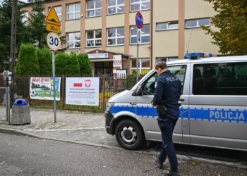 Patrol policji przed szkołą. Fot. PAP/Przemysław Piątkowski