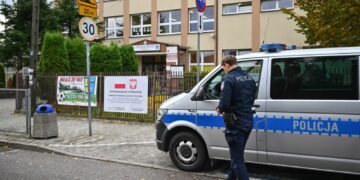 Patrol policji przed szkołą. Fot. PAP/Przemysław Piątkowski