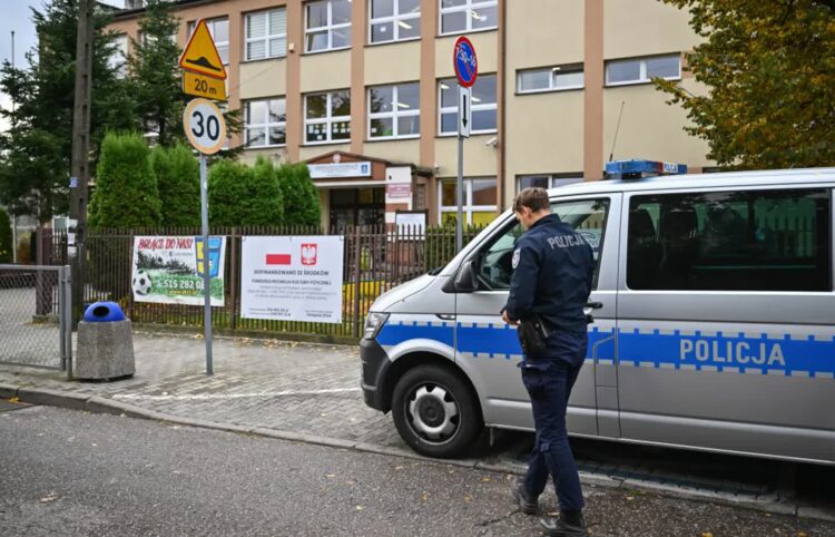Patrol policji przed szkołą. Fot. PAP/Przemysław Piątkowski