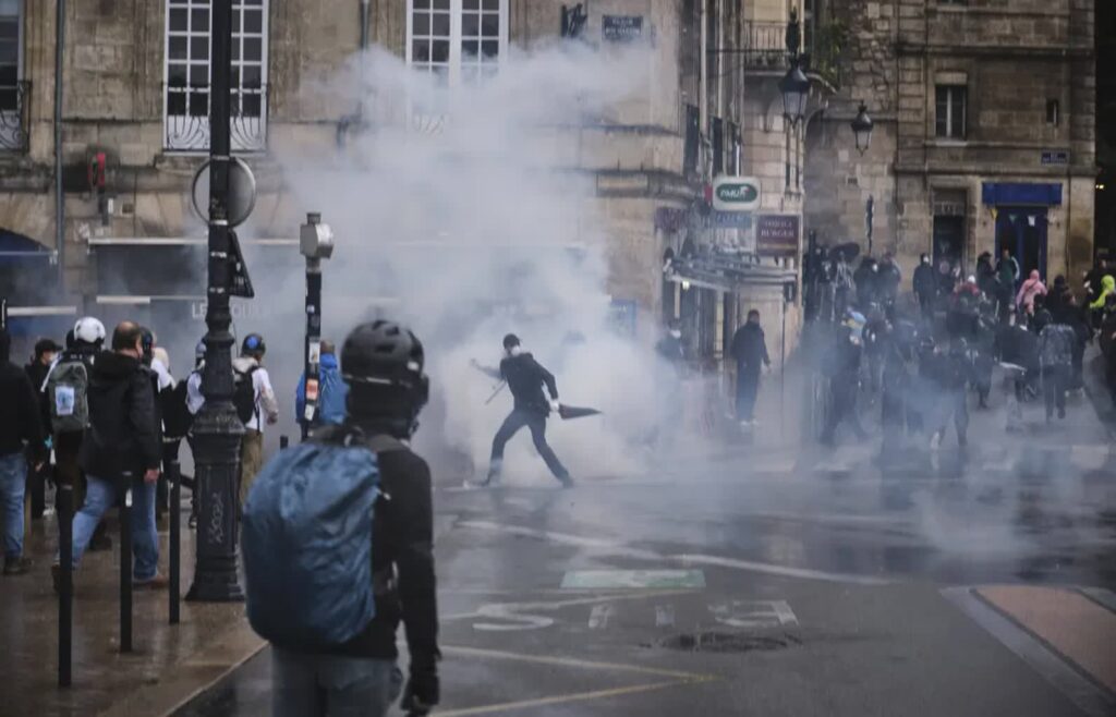 Zamieszki we Francji, zdjęcie ilustracyjne, fot. PAP/EPA/GUILLAUME PINON