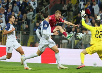 Polak Karol Świderski (C-tył) i bramkarz Martin Zlomislić (P) z Bośni i Hercegowiny podczas meczu grupy B4 piłkarskiej Ligi Narodów. Fot. PAP/Leszek Szymański
