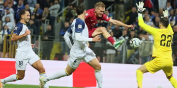 Polak Karol Świderski (C-tył) i bramkarz Martin Zlomislić (P) z Bośni i Hercegowiny podczas meczu grupy B4 piłkarskiej Ligi Narodów. Fot. PAP/Leszek Szymański