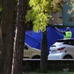 Służby na terenie placówki w Ostrołęce. Fot. PAP/Artur Reszko
